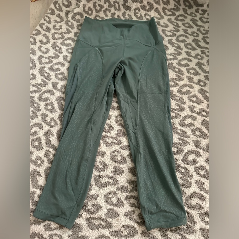 Lululemon crop legging in sage green
